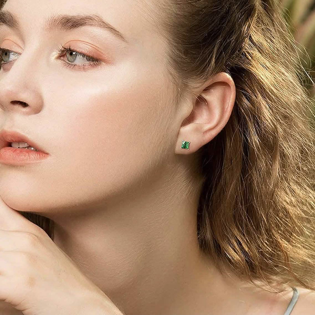 Puces d'oreilles émeraude taille princesse en argent sterling 925