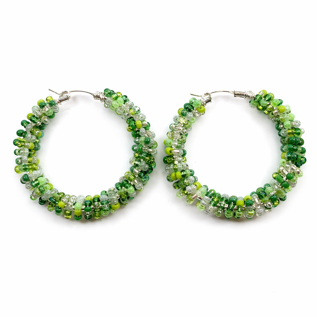 Boucles d'oreilles créoles vertes à perles inspirées de la Saint-Patrick – Créoles à perles rocailles enroulées de fil d'argent sterling – Boucles d'oreilles festives de 3,8 cm