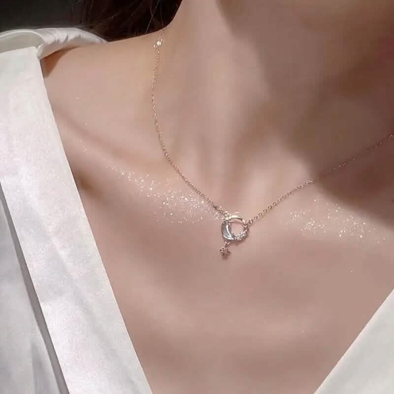 Superbe collier pendentif pierre de naissance lune et étoile