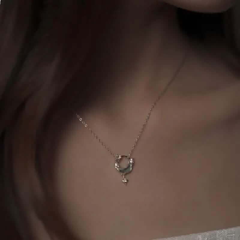 Superbe collier pendentif pierre de naissance lune et étoile