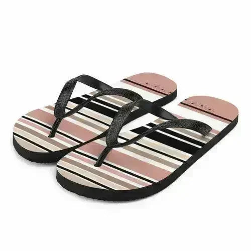 Tongs à rayures beiges, noires et crème avec détail fleur. Chaussures de plage.