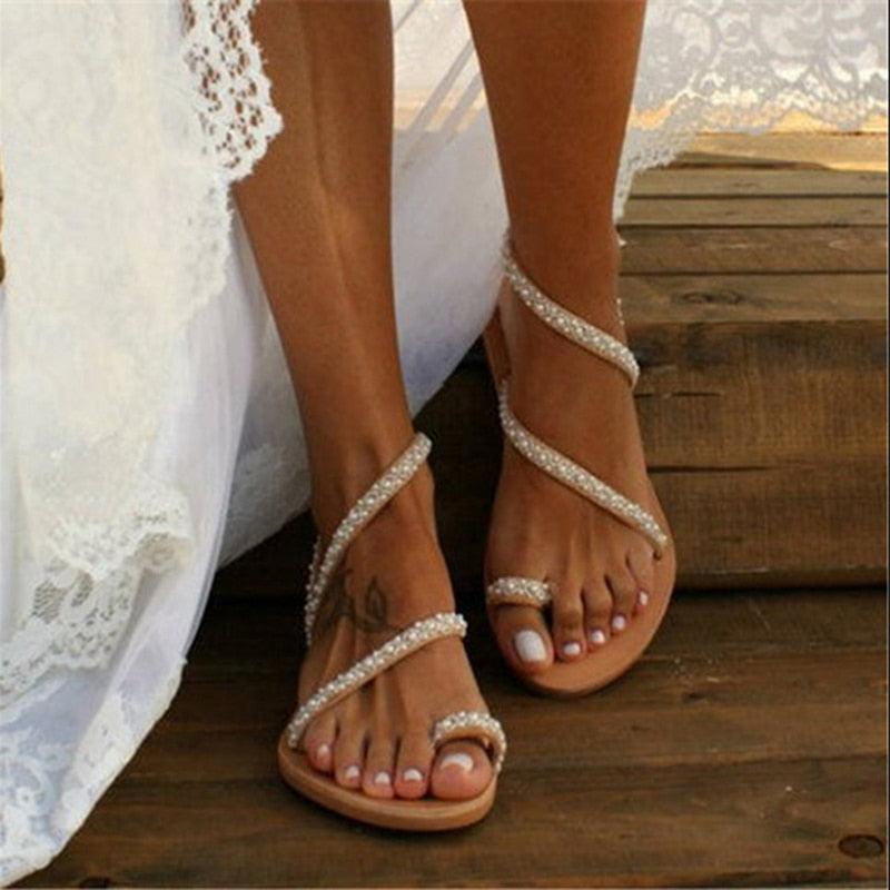 Sandales plates d'été, jolies décorations de perles, sandales plates en cuir pour femme, chaussures de plage pour les vacances, sandales plates à lanières avec strass, confortables, à bout ouvert, luxe pour femme.