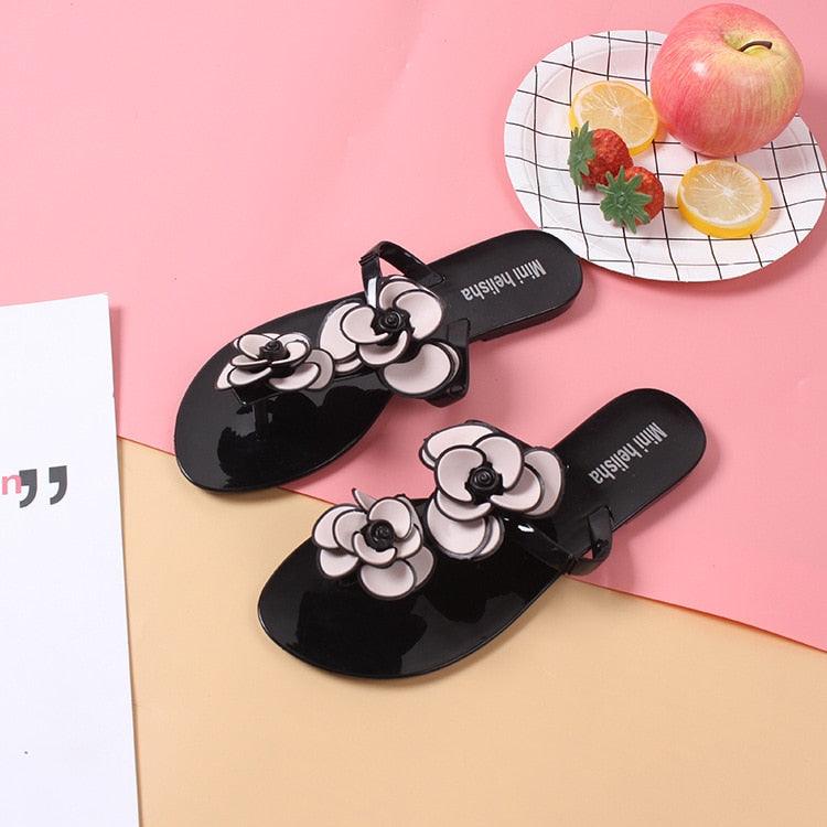 Tongs d'été pour femmes, sandales d'intérieur, sandales d'extérieur, tongs de plage plates et tendance, sandales d'été plates et confortables à enfiler.