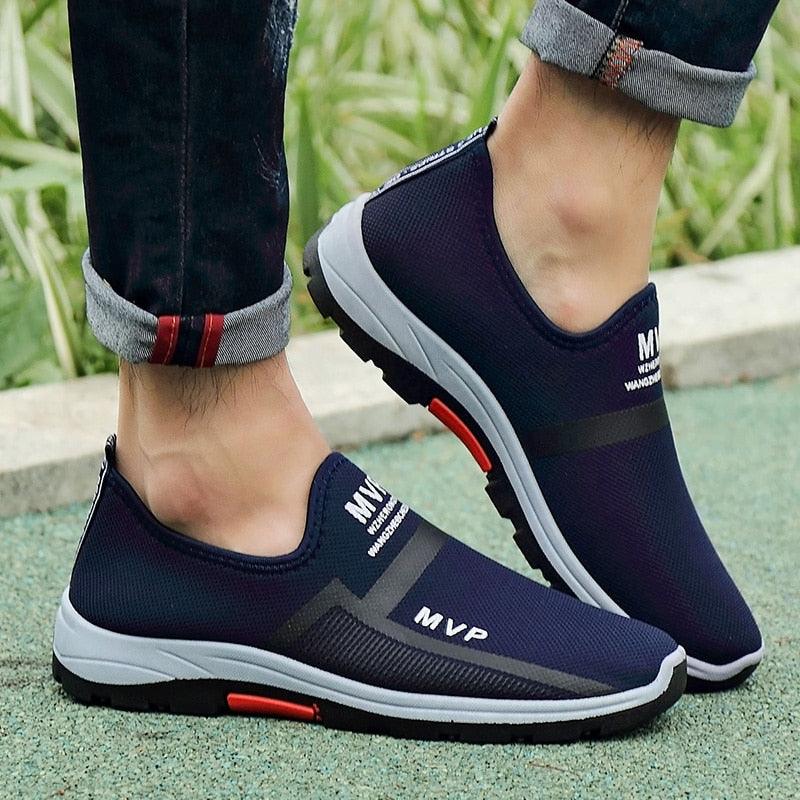 Baskets légères d'été en maille pour hommes, chaussures de marche Tenis respirantes, espadrilles à enfiler pour hommes, chaussures d'été et d'automne respirantes en maille, baskets au design tendance, espadrilles