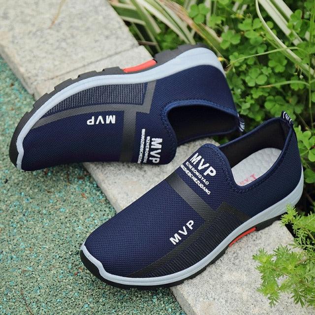 Baskets légères d'été en maille pour hommes, chaussures de marche Tenis respirantes, espadrilles à enfiler pour hommes, chaussures d'été et d'automne respirantes en maille, baskets au design tendance, espadrilles