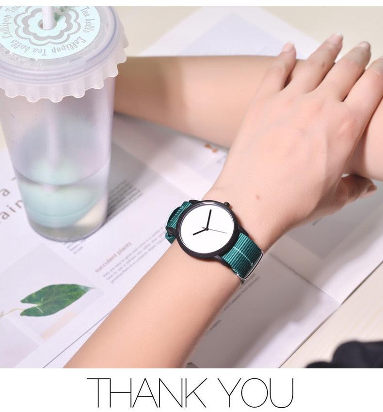 Montre Quartz Femme en Toile Style Été Nouvelle Mode Décontractée Montre-bracelet Femme Montres d'Extérieur Unisexe Montre de Sport Décontractée avec Bracelet en Nylon Design Élégant