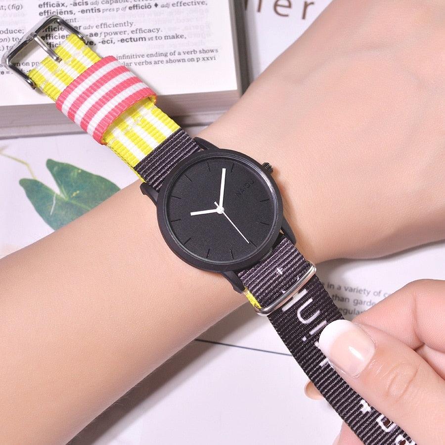 Montre Quartz Femme en Toile Style Été Nouvelle Mode Décontractée Montre-bracelet Femme Montres d'Extérieur Unisexe Montre de Sport Décontractée avec Bracelet en Nylon Design Élégant