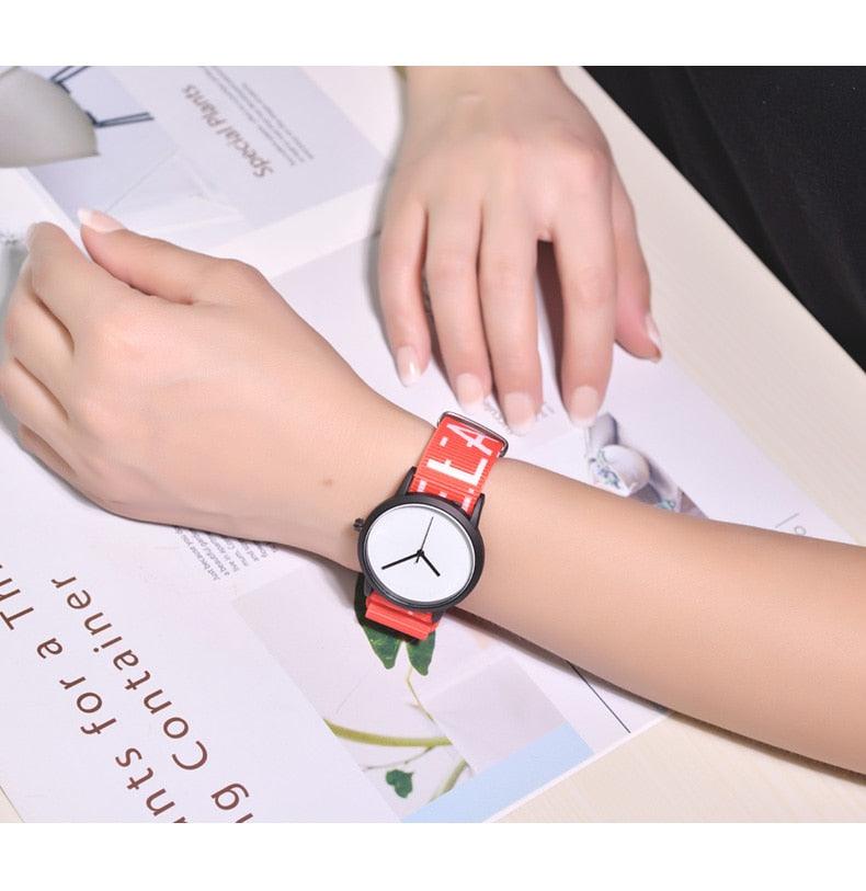 Montre Quartz Femme en Toile Style Été Nouvelle Mode Décontractée Montre-bracelet Femme Montres d'Extérieur Unisexe Montre de Sport Décontractée avec Bracelet en Nylon Design Élégant