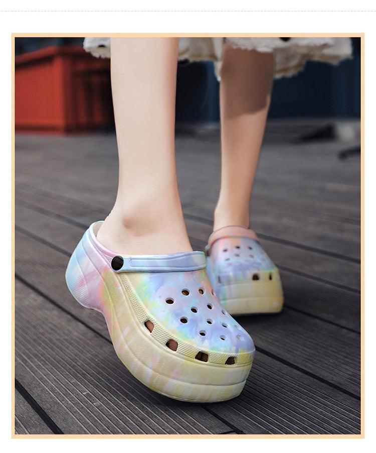 Sabots d'été pour femmes à séchage rapide, sandales de plage, tongs arc-en-ciel à plateforme compensée épaisse, pantoufles légères pour la maison, chaussures décontractées à enfiler, peintes à la main, pour les voyages et les vacances