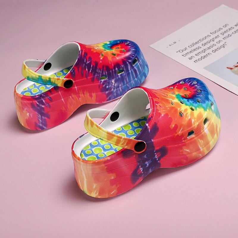 Sabots d'été pour femmes à séchage rapide, sandales de plage, tongs arc-en-ciel à plateforme compensée épaisse, pantoufles légères pour la maison, chaussures décontractées à enfiler, peintes à la main, pour les voyages et les vacances
