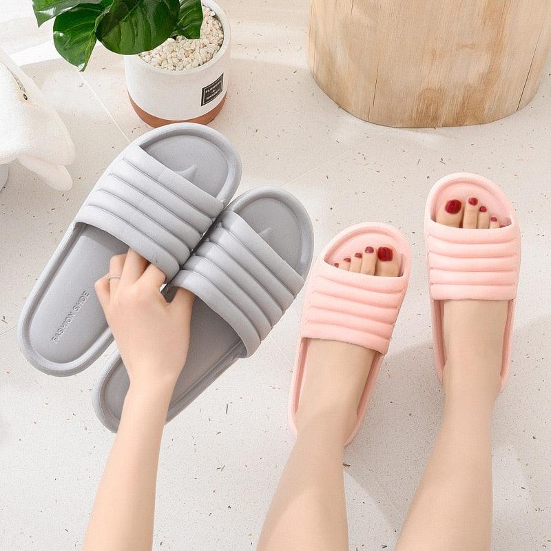 Chaussons d'été pour femmes Chaussures plates intérieures Tongs intérieures en EVA Antidérapantes pour la salle de bain Sandales à séchage rapide Chaussons souples en EVA à bout ouvert antidérapants Chaussons de piscine
