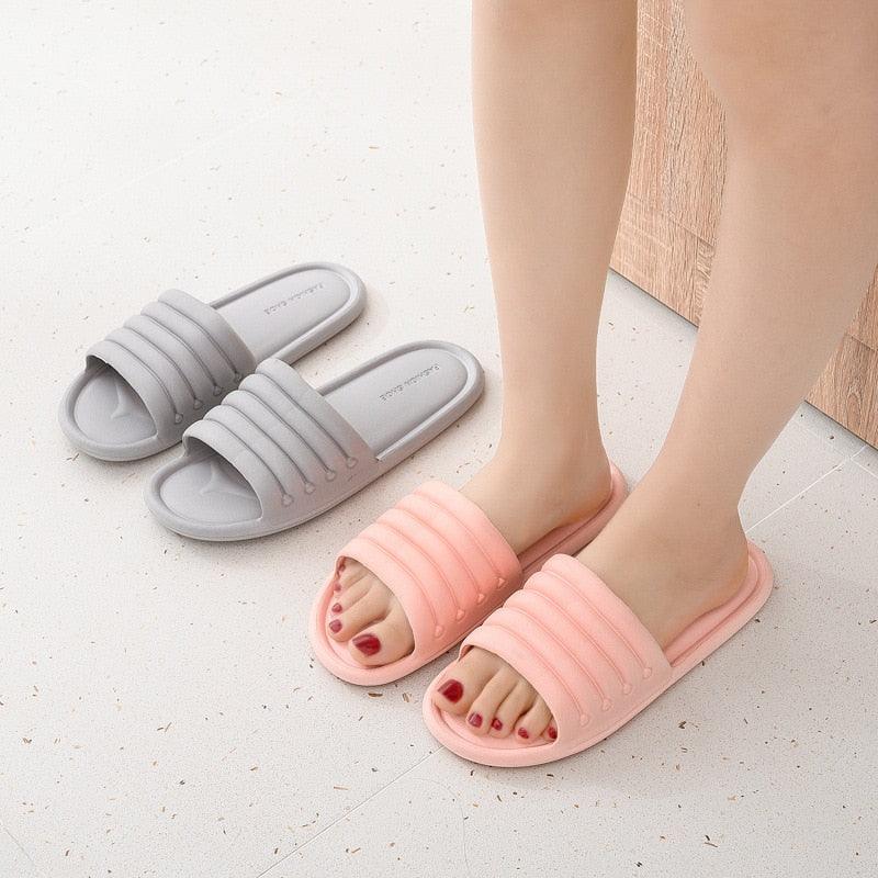 Chaussons d'été pour femmes Chaussures plates intérieures Tongs intérieures en EVA Antidérapantes pour la salle de bain Sandales à séchage rapide Chaussons souples en EVA à bout ouvert antidérapants Chaussons de piscine