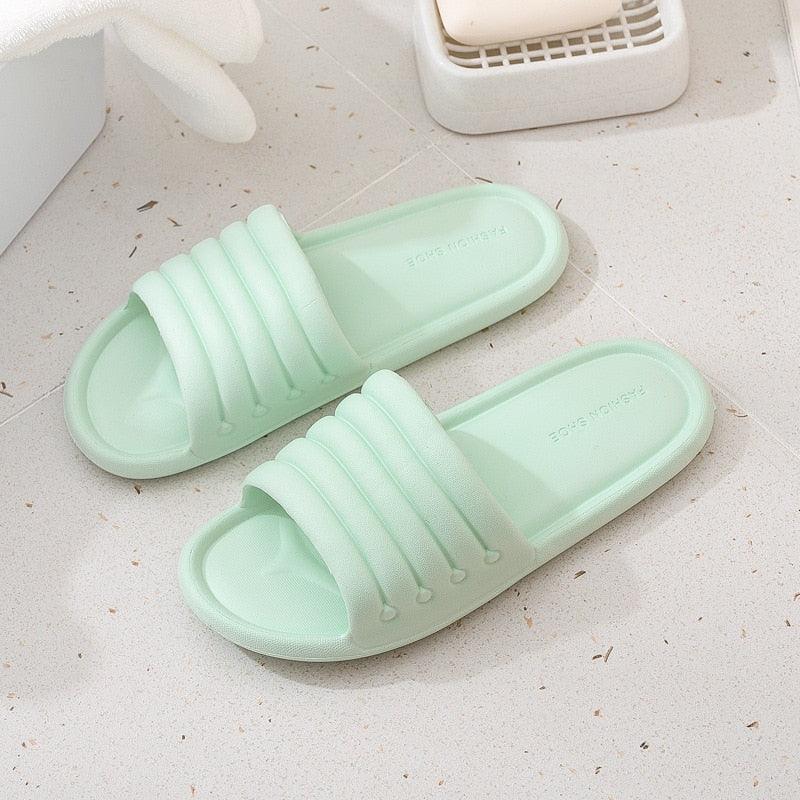 Chaussons d'été pour femmes Chaussures plates intérieures Tongs intérieures en EVA Antidérapantes pour la salle de bain Sandales à séchage rapide Chaussons souples en EVA à bout ouvert antidérapants Chaussons de piscine