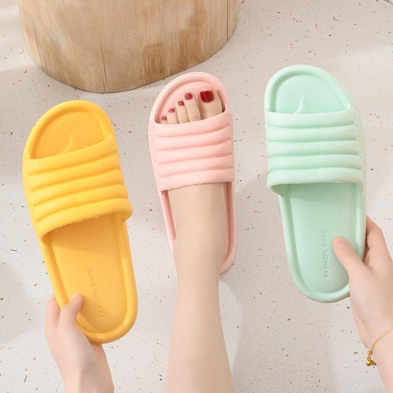 Chaussons d'été pour femmes Chaussures plates intérieures Tongs intérieures en EVA Antidérapantes pour la salle de bain Sandales à séchage rapide Chaussons souples en EVA à bout ouvert antidérapants Chaussons de piscine