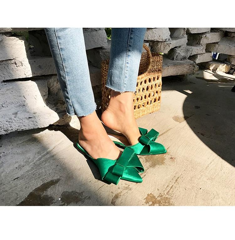 Chaussures d'été pour femmes en satin de soie, pantoufles tendance, talons plats, chaussures pour femmes en satin de soie, nœud pointu, talons plats, sandales d'extérieur, sandales décontractées, talons bas d'été