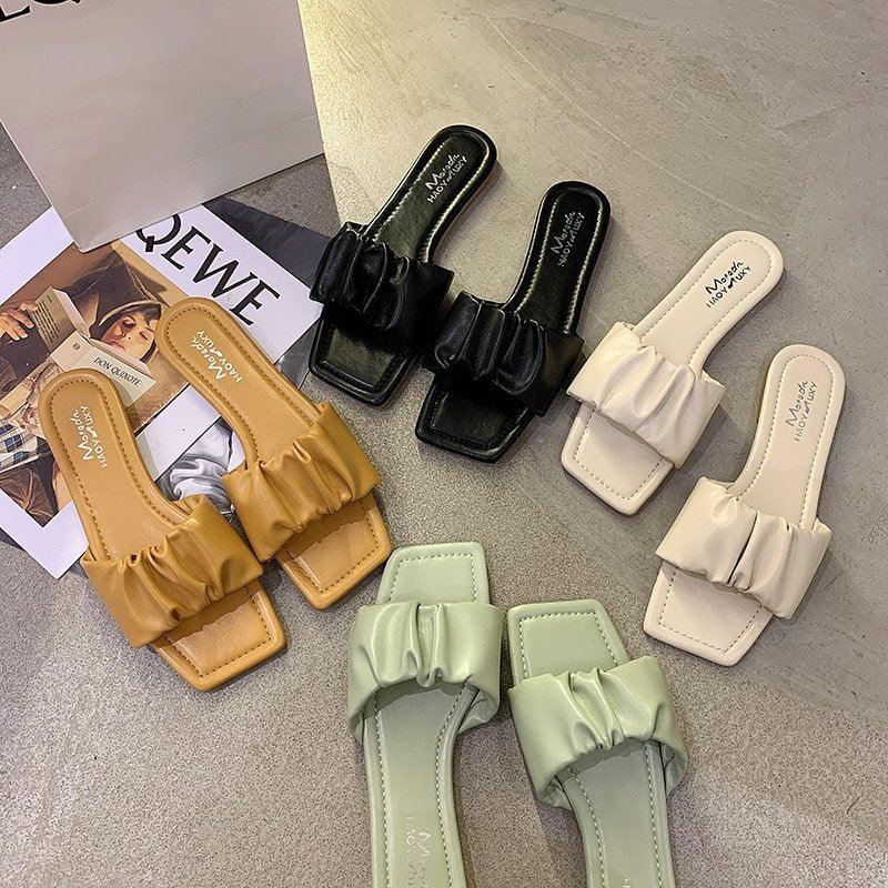 Sandales d'été pour femmes, chaussons plissés, tongs décontractées de plage à bout carré ouvert, chaussures d'extérieur, sandales plates à bout ouvert, sandales à enfiler, sandales plates à lanières.