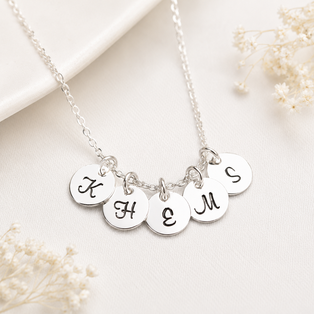 Mini collier initial - Collier initial en argent sterling estampé à la main