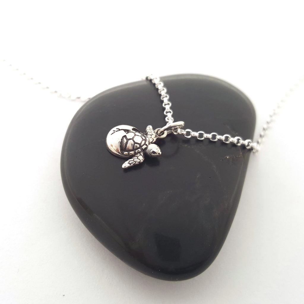 Collier en argent sterling avec pendentif tortue marine en éclosion