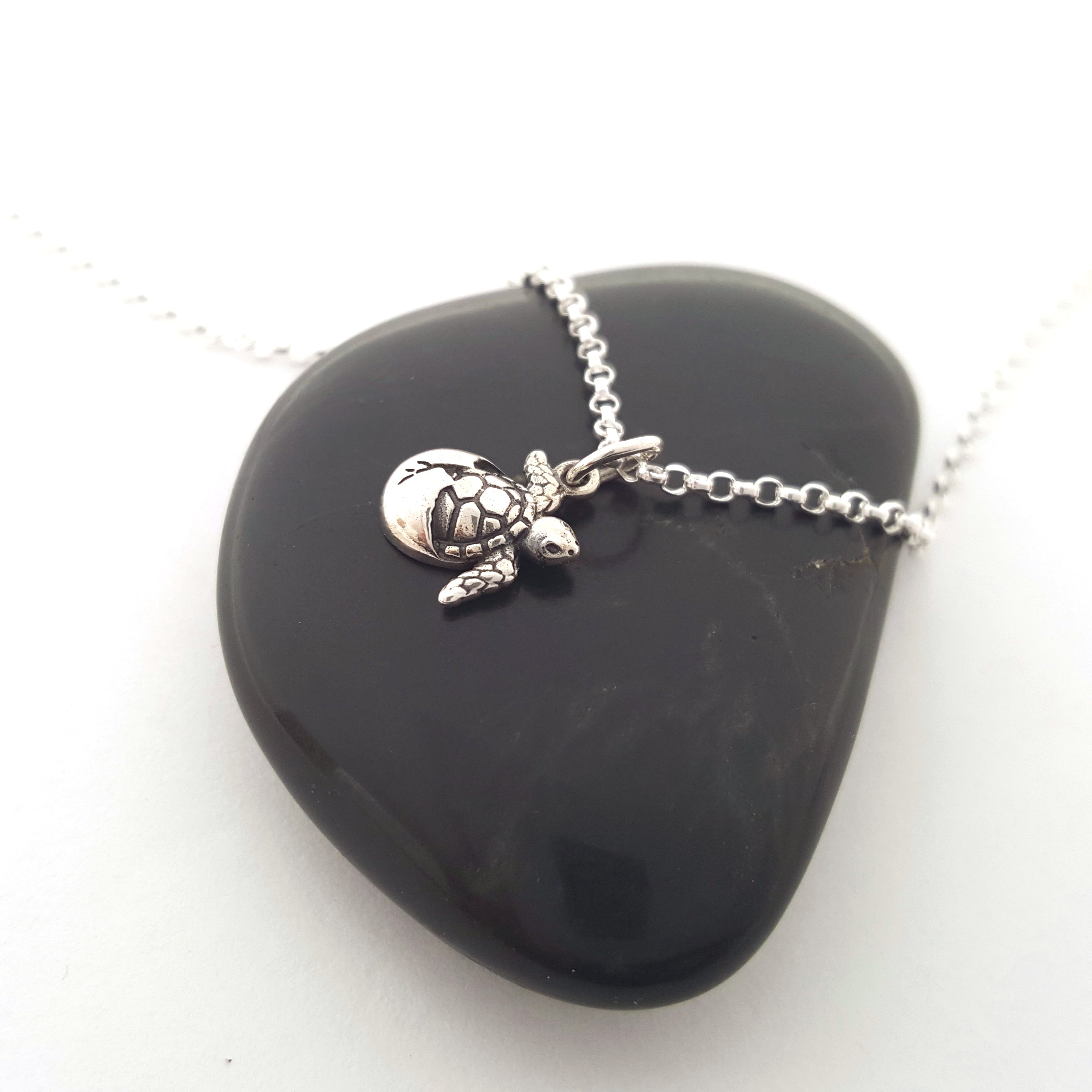 Collier en argent sterling avec pendentif tortue marine en éclosion
