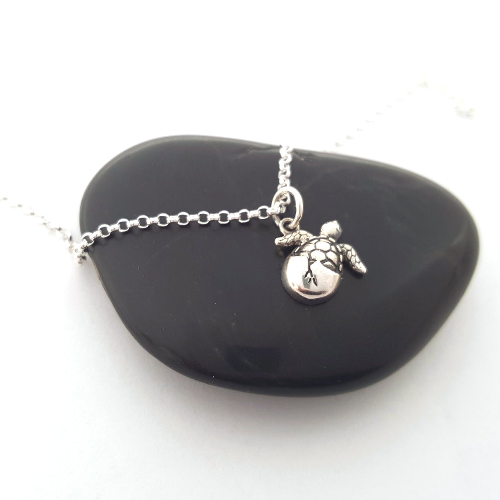 Collier en argent sterling avec pendentif tortue marine en éclosion