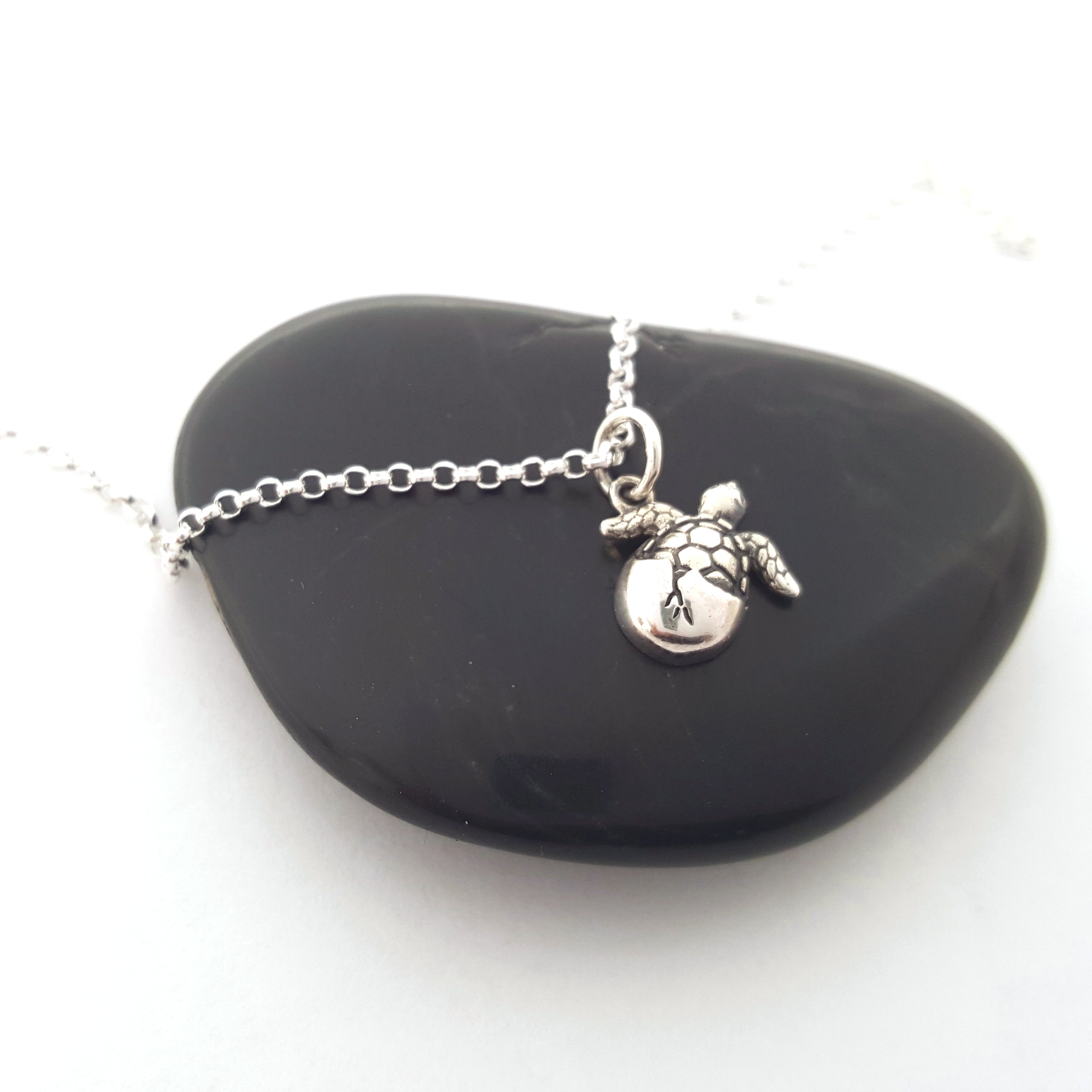 Collier en argent sterling avec pendentif tortue marine en éclosion