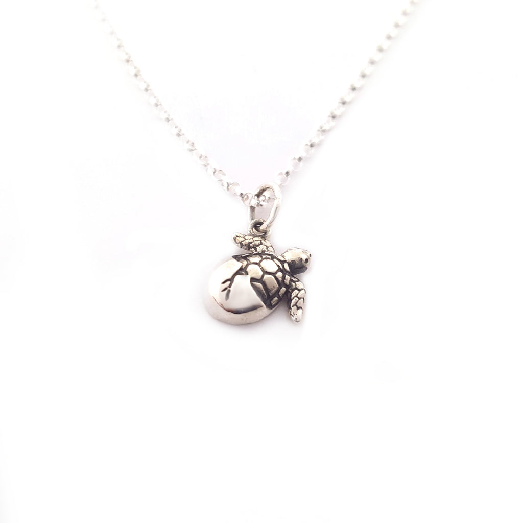 Collier en argent sterling avec pendentif tortue marine en éclosion