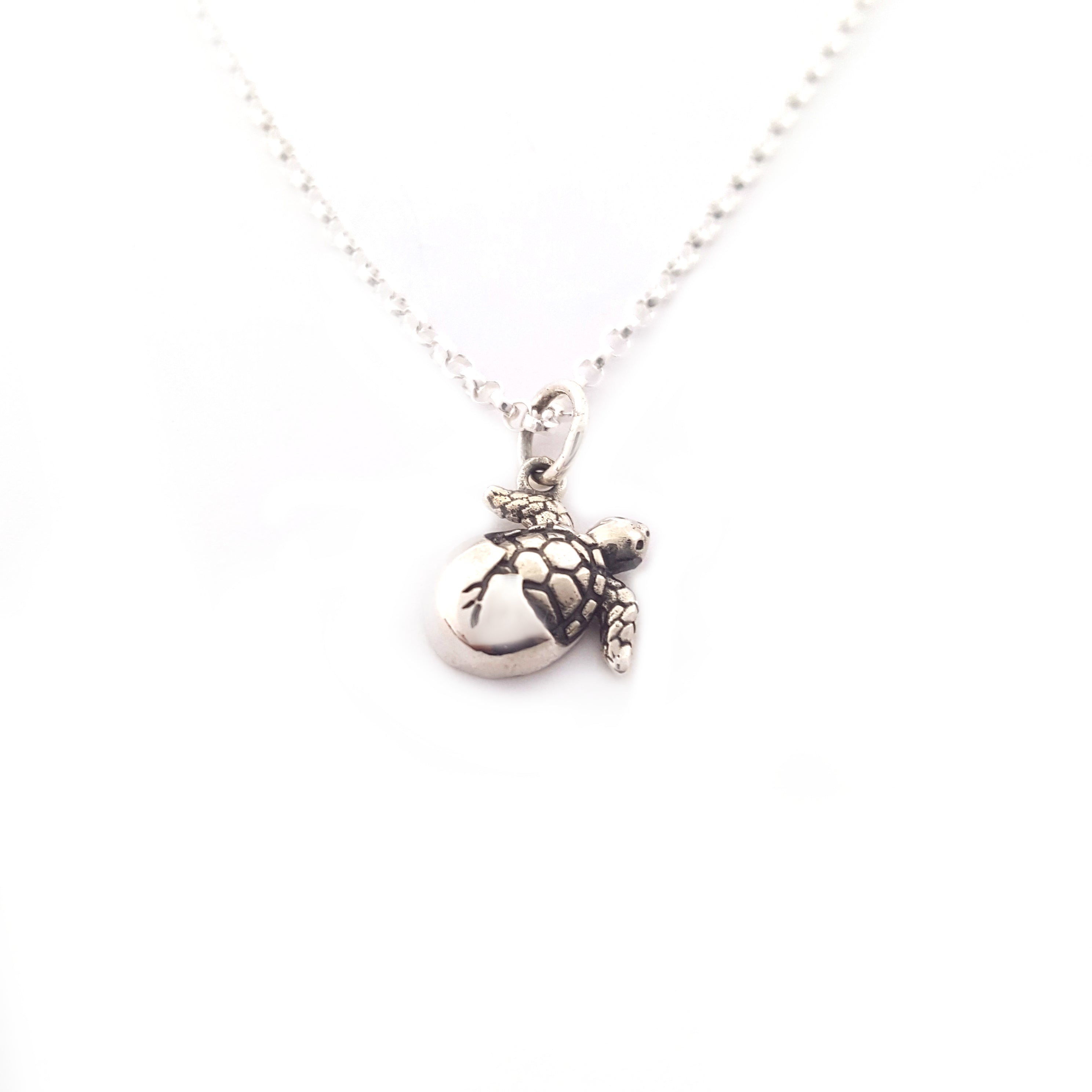 Collier en argent sterling avec pendentif tortue marine en éclosion