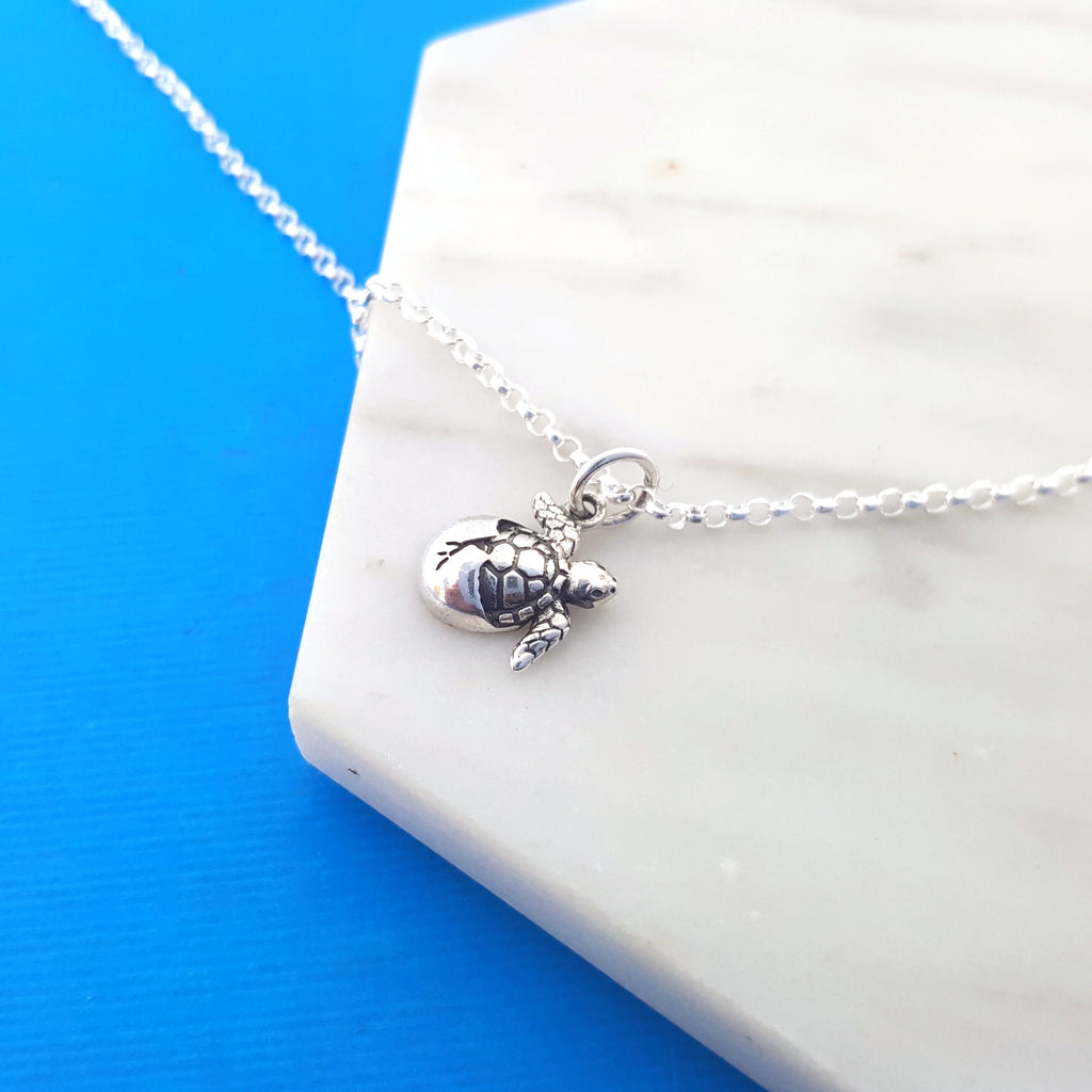 Collier en argent sterling avec pendentif tortue marine en éclosion