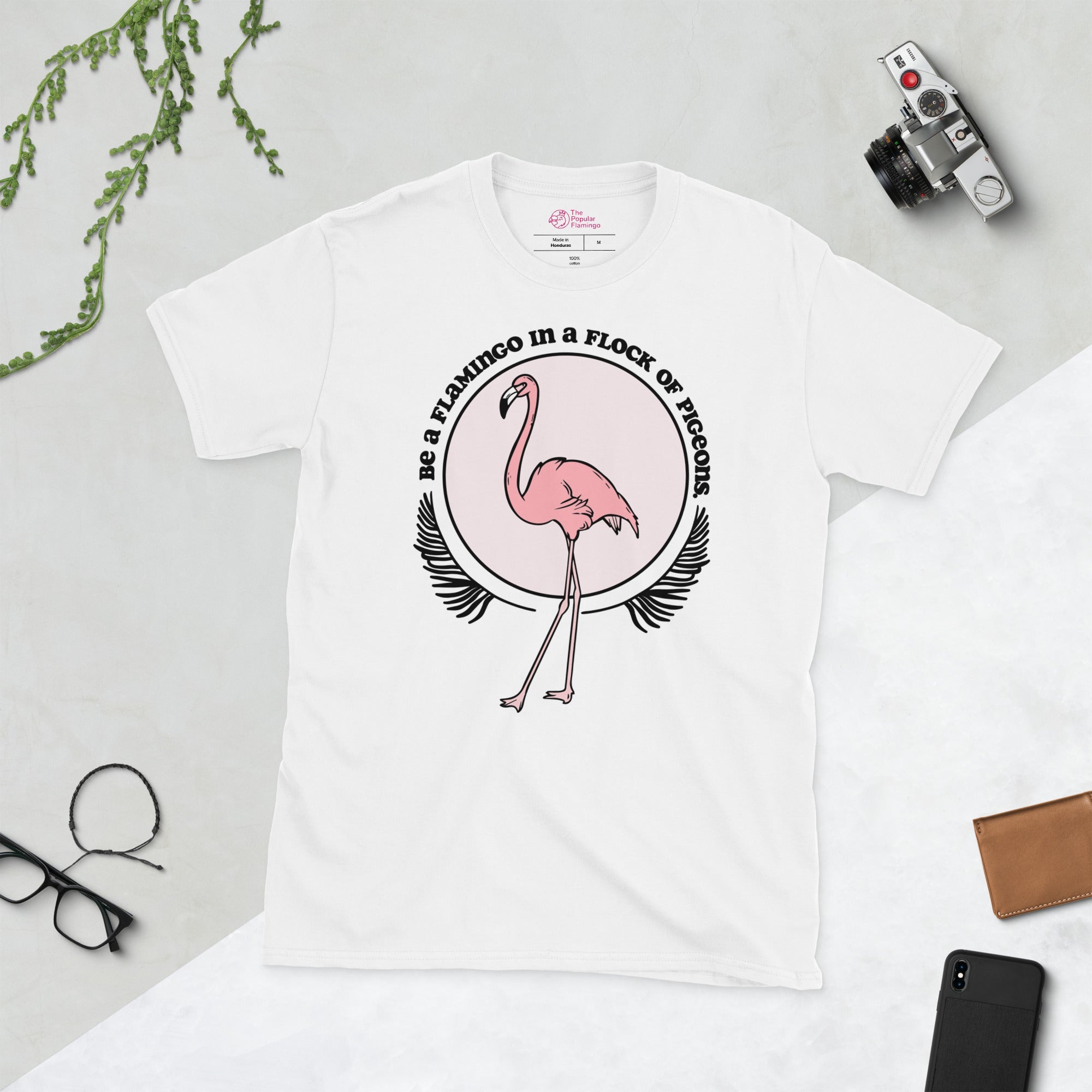 T-shirt Soyez un flamant rose dans un troupeau de pigeons
