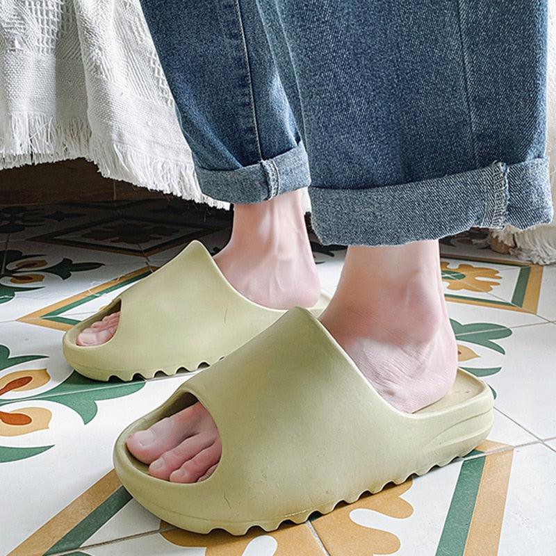 Chaussons unisexe pour garçon fille maison été femmes tongs maison pantoufles souples fond unisexe claquettes plage EVA bout ouvert pantoufles douces antidérapantes douche spa bain piscine gym maison sandales d'intérieur