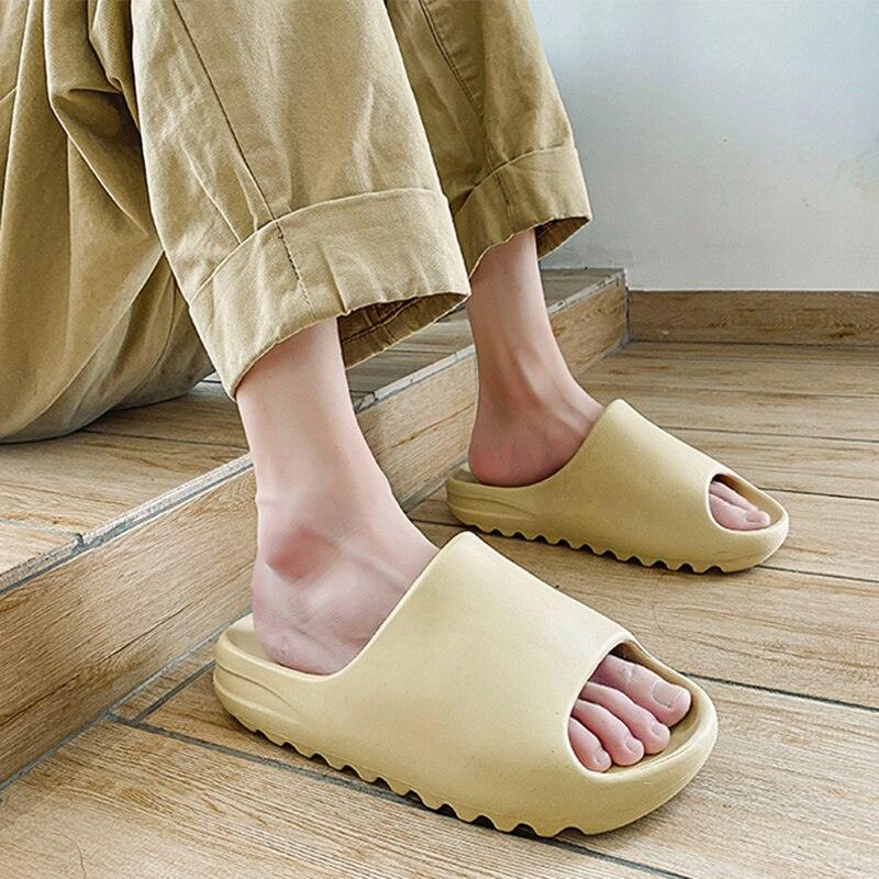 Chaussons unisexe pour garçon fille maison été femmes tongs maison pantoufles souples fond unisexe claquettes plage EVA bout ouvert pantoufles douces antidérapantes douche spa bain piscine gym maison sandales d'intérieur