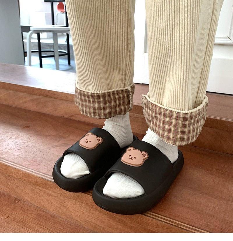 Claques d'été unisexe Tongs d'ours à semelle épaisse Chaussures de salle de bain pour garçons et filles Sandales à semelle épaisse Antidérapantes Claquettes de piscine de plage Style bout ouvert Chaussons d'extérieur pour hommes et femmes