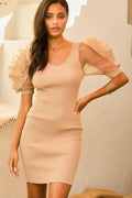 Robe ajustée mi-longue à col en V, manches bouffantes et dentelle florale contrastante