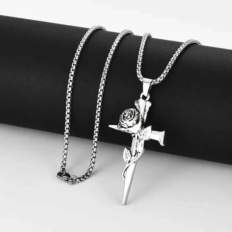 Collier pendentif homme en acier titane d'inspiration vintage - Design unique de chaîne en quille avec accents de croix et de rose