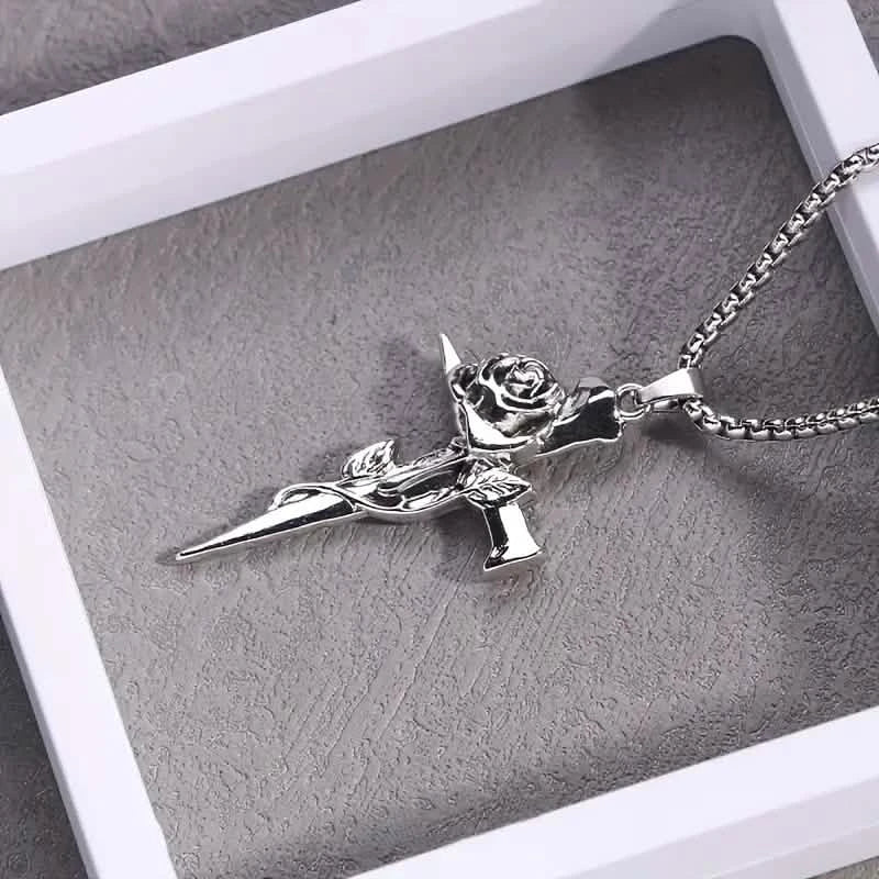 Collier pendentif homme en acier titane d'inspiration vintage - Design unique de chaîne en quille avec accents de croix et de rose