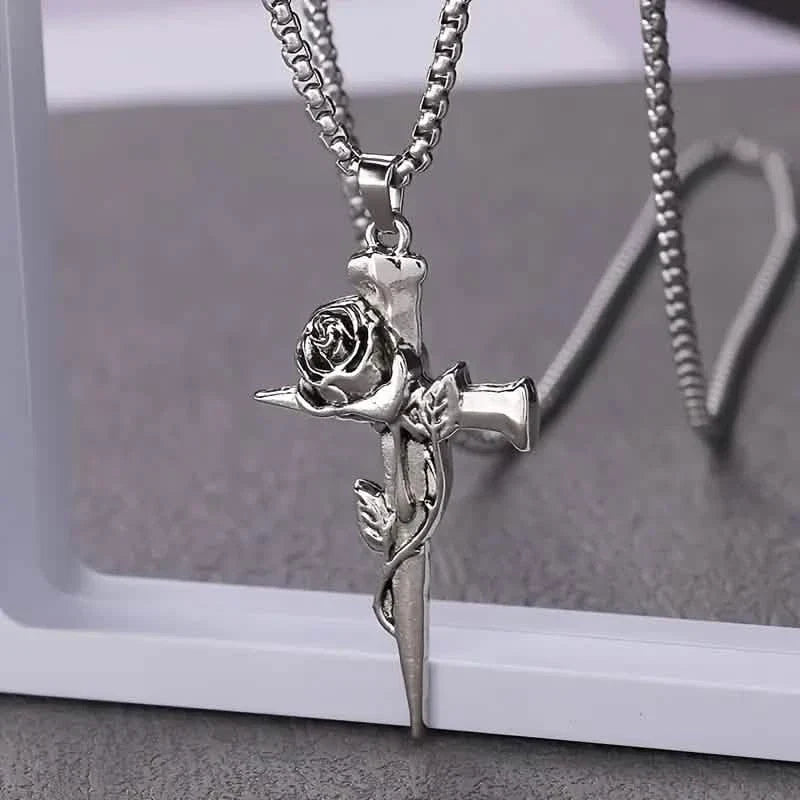 Collier pendentif homme en acier titane d'inspiration vintage - Design unique de chaîne en quille avec accents de croix et de rose