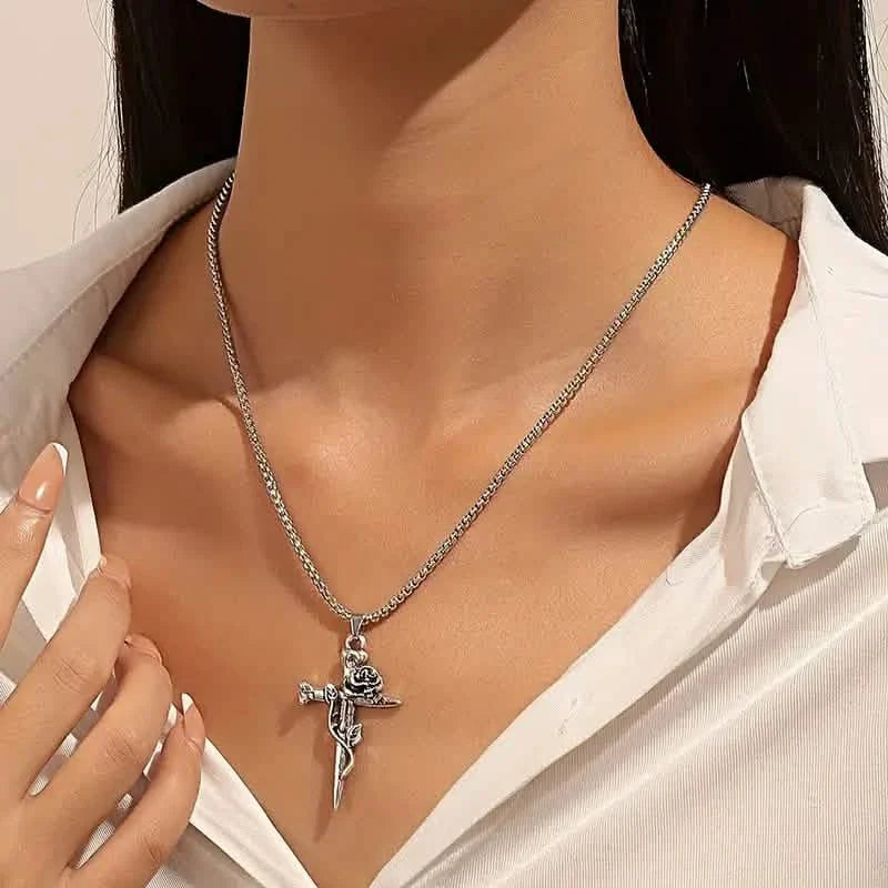 Collier pendentif homme en acier titane d'inspiration vintage - Design unique de chaîne en quille avec accents de croix et de rose