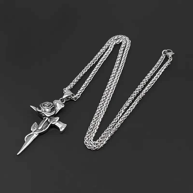 Collier pendentif homme en acier titane d'inspiration vintage - Design unique de chaîne en quille avec accents de croix et de rose