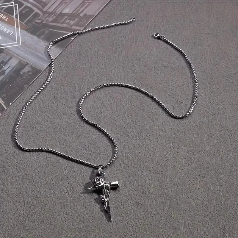 Collier pendentif homme en acier titane d'inspiration vintage - Design unique de chaîne en quille avec accents de croix et de rose