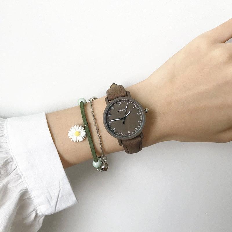 Montre vintage en cuir simple pour femme Montre-bracelet à quartz tendance Montres rétro décontractées en cuir marron Montres classiques à quartz analogiques tendance simples pour femme