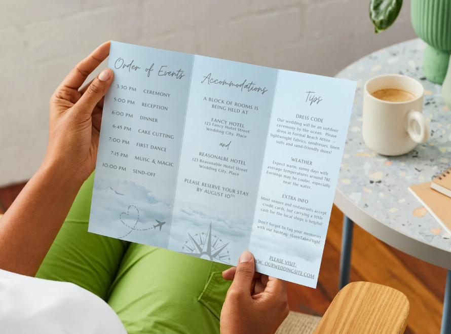 Modèle de brochure d'itinéraire de mariage | Thème de voyage « L'amour prend son envol » | Modifiable dans Canva