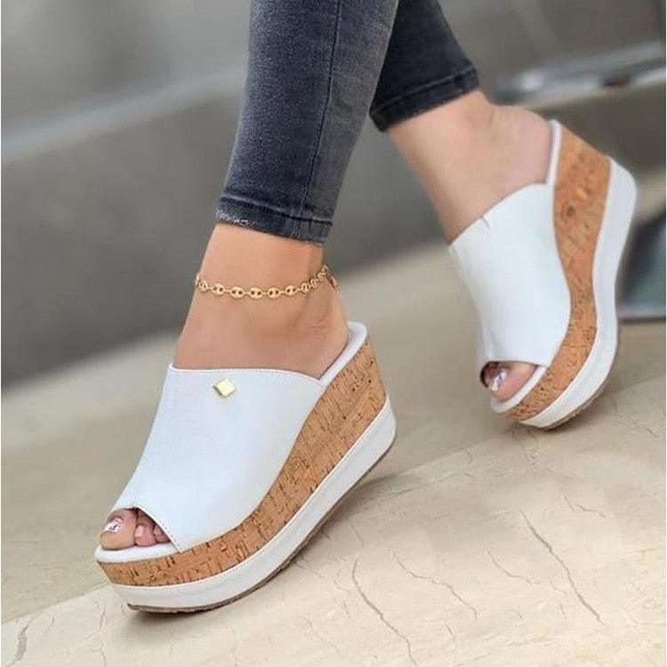 Chaussures blanches modernes pour femmes Sandales d'été à bout ouvert Chaussons compensés à la mode Chaussons décontractés d'extérieur Chaussures pour femmes Sandales d'été à bout ouvert Chaussons compensés à la mode Sandales décontractées d'extérieur