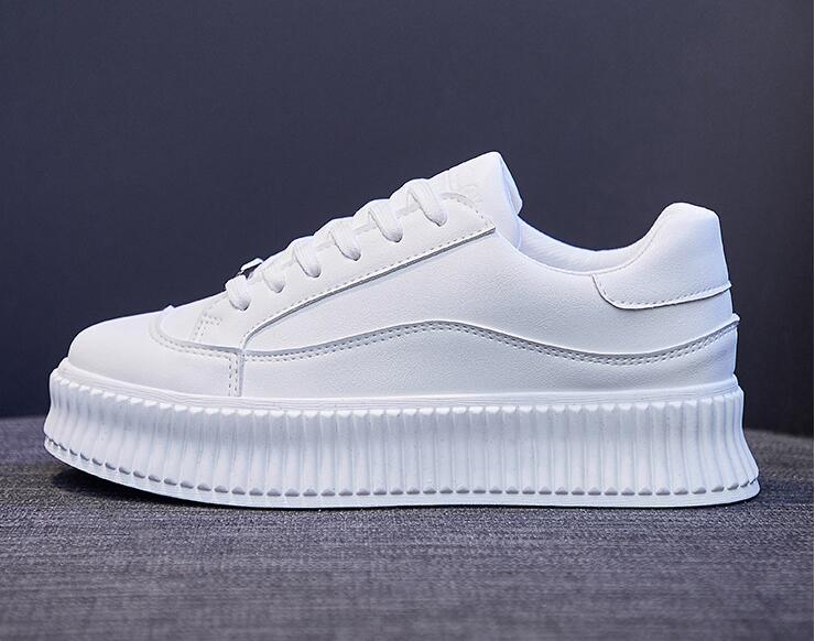 Chaussures épaisses de course de printemps pour femmes blanches Baskets confortables en cuir pour femmes Baskets plates de printemps Baskets vulcanisées d'extérieur à enfiler Baskets de sport à plateforme
