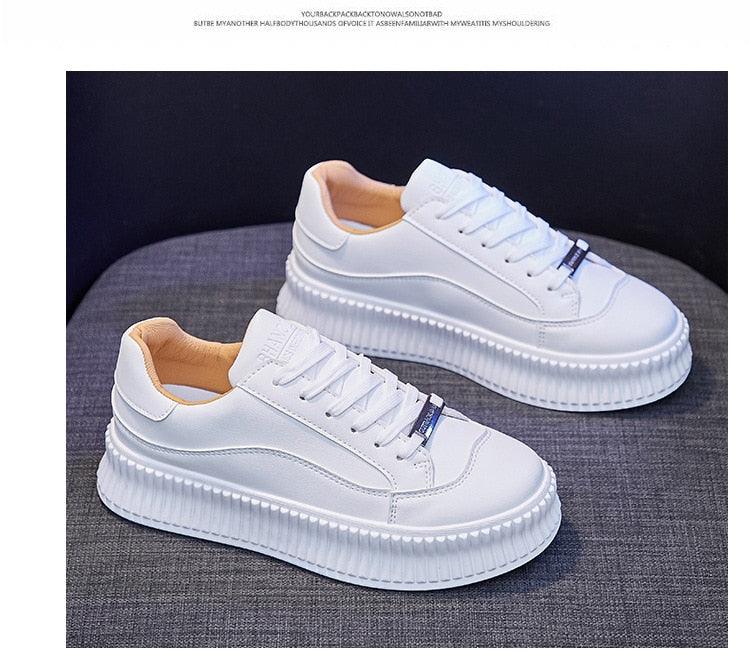 Chaussures épaisses de course de printemps pour femmes blanches Baskets confortables en cuir pour femmes Baskets plates de printemps Baskets vulcanisées d'extérieur à enfiler Baskets de sport à plateforme