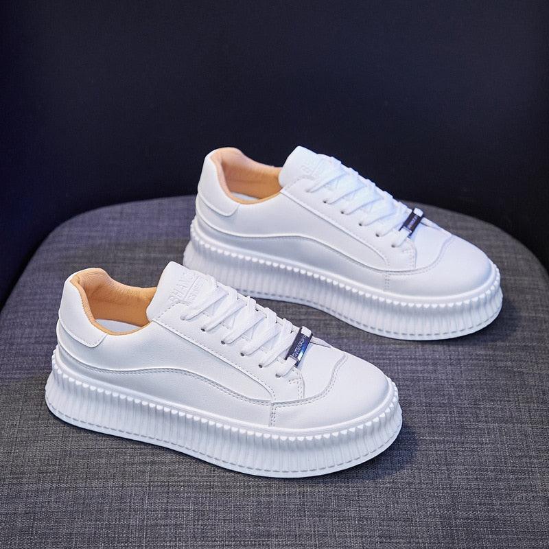 Chaussures épaisses de course de printemps pour femmes blanches Baskets confortables en cuir pour femmes Baskets plates de printemps Baskets vulcanisées d'extérieur à enfiler Baskets de sport à plateforme