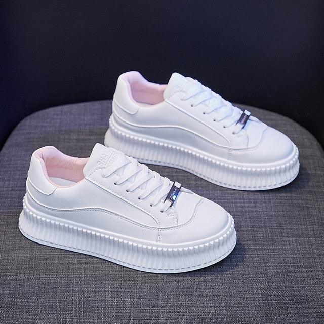 Chaussures épaisses de course de printemps pour femmes blanches Baskets confortables en cuir pour femmes Baskets plates de printemps Baskets vulcanisées d'extérieur à enfiler Baskets de sport à plateforme