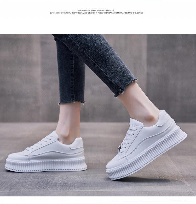 Chaussures épaisses de course de printemps pour femmes blanches Baskets confortables en cuir pour femmes Baskets plates de printemps Baskets vulcanisées d'extérieur à enfiler Baskets de sport à plateforme