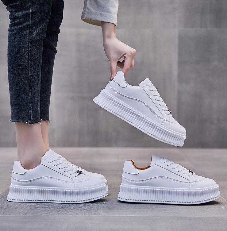 Chaussures épaisses de course de printemps pour femmes blanches Baskets confortables en cuir pour femmes Baskets plates de printemps Baskets vulcanisées d'extérieur à enfiler Baskets de sport à plateforme
