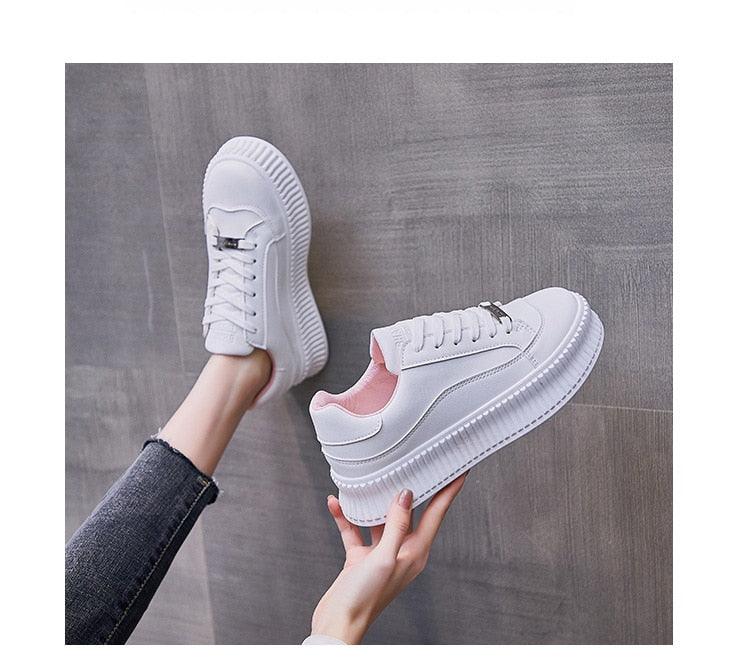 Chaussures épaisses de course de printemps pour femmes blanches Baskets confortables en cuir pour femmes Baskets plates de printemps Baskets vulcanisées d'extérieur à enfiler Baskets de sport à plateforme