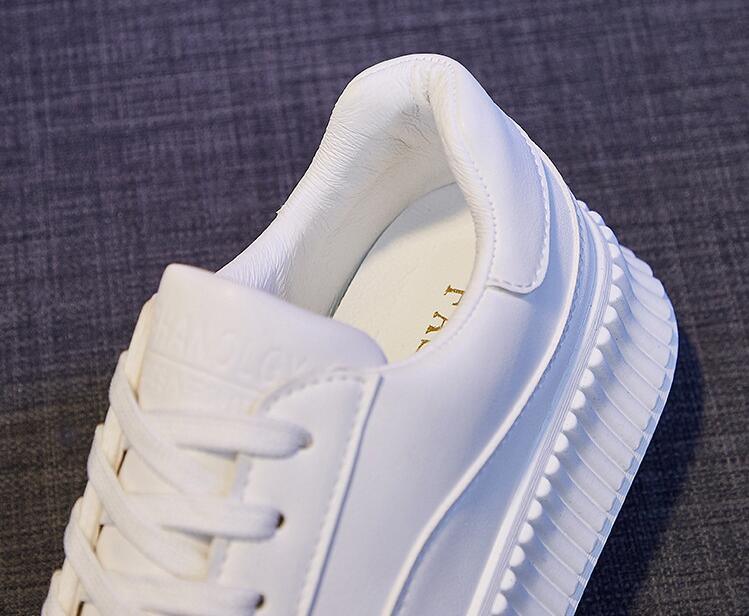 Chaussures épaisses de course de printemps pour femmes blanches Baskets confortables en cuir pour femmes Baskets plates de printemps Baskets vulcanisées d'extérieur à enfiler Baskets de sport à plateforme